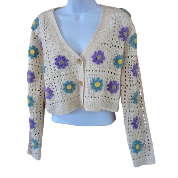 Crocheted Flower Pattern ButtonUp cropped Cardigan Sweater cottagecore fairycore - Picture 2 of 10